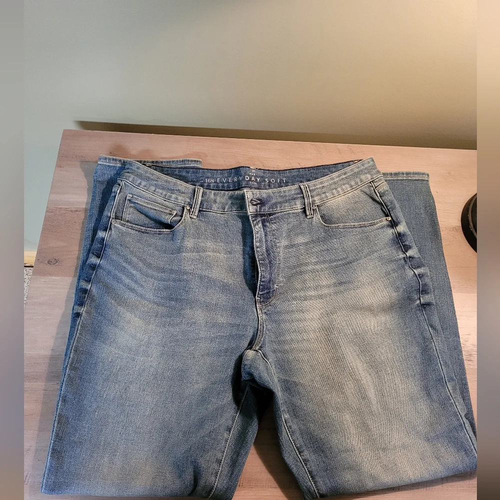 WHBM Curvy Slim Jeans, Like New - Picture 4 of 9